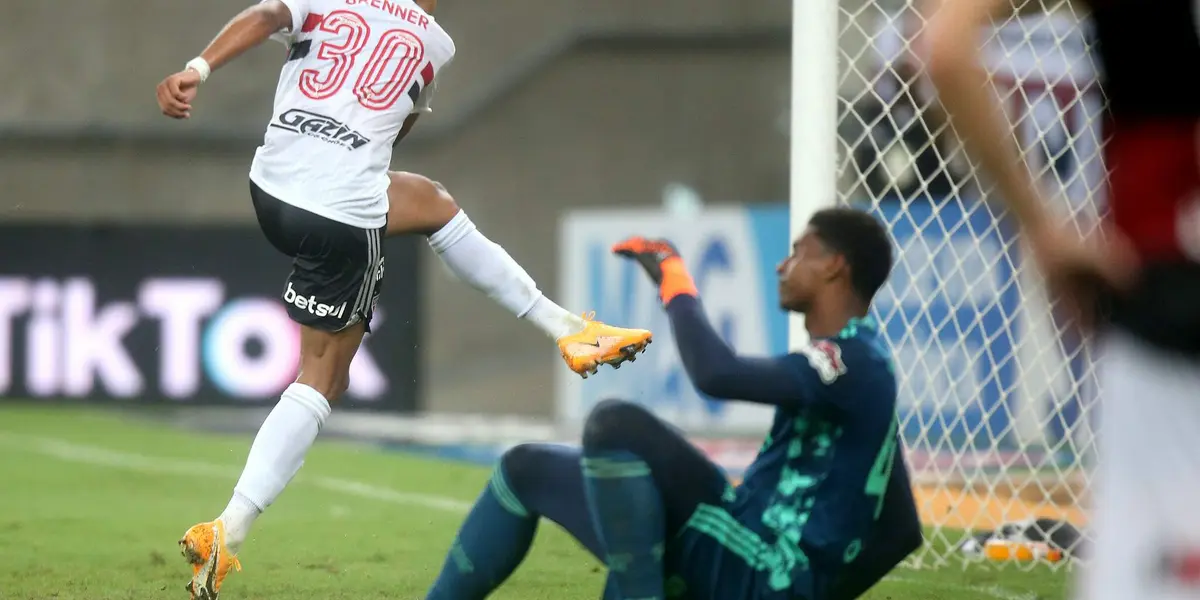 Terceiro goleiro do Mengão, Hugo Souza está prestes a sair