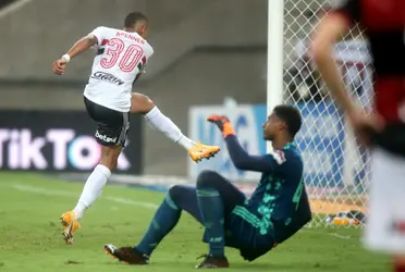 Terceiro goleiro do Mengão, Hugo Souza está prestes a sair