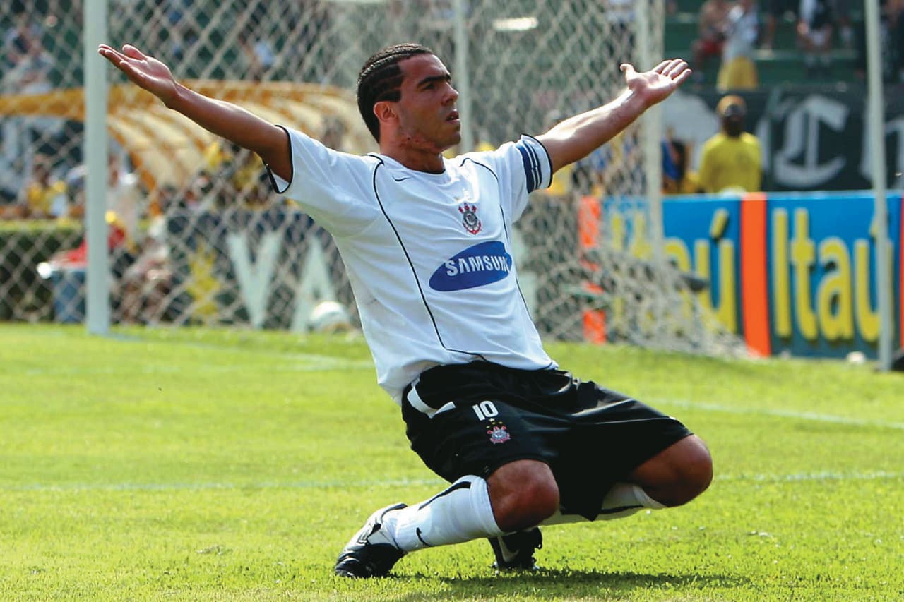Tévez teve grande passagem pelo Corinthians e ainda não esqueceu o Timão para quem sabe voltar ao Brasil