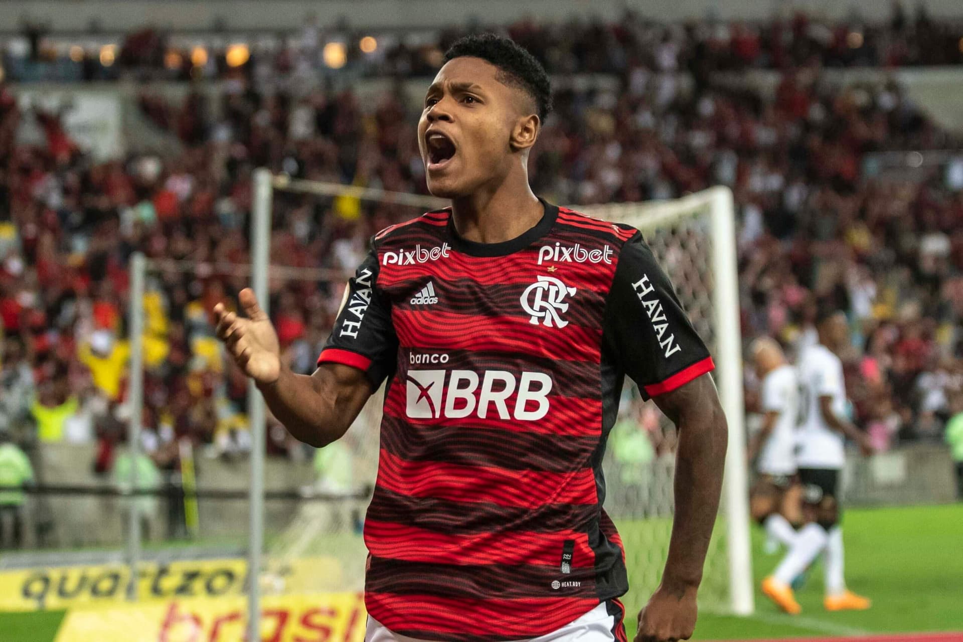 Time espanhol pretende entrar na briga com rival por estrela do Athletico-PR