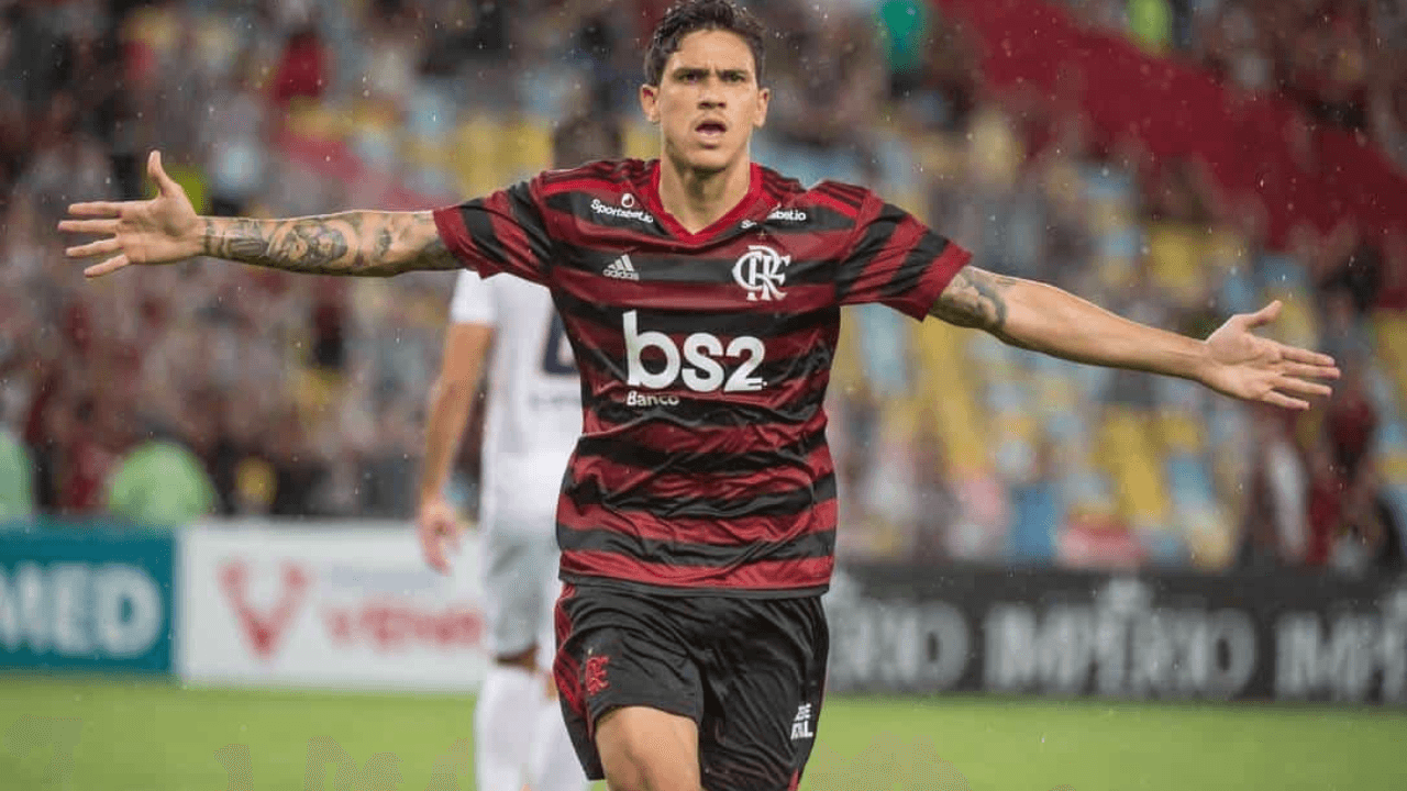 Time inglês tenta a contratação do centroavante no deadline day da janela de transferências europeia