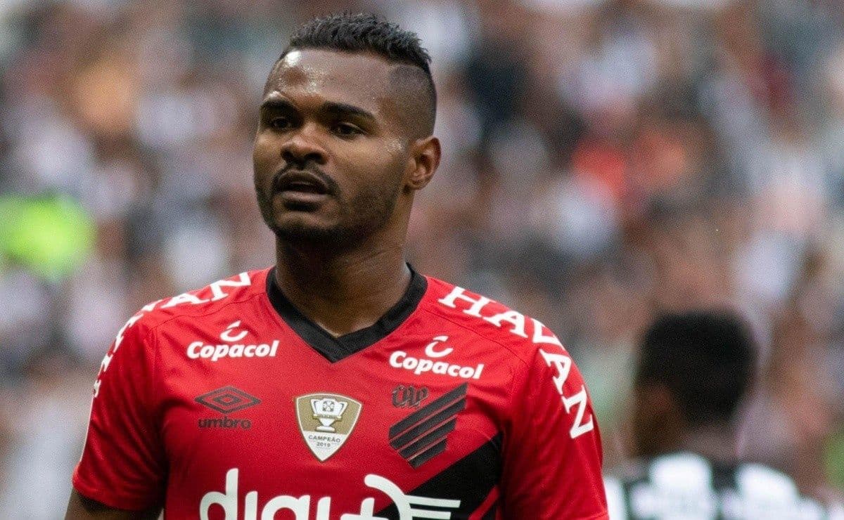 Time perdeu reforço de peso e jogador foi para rival
