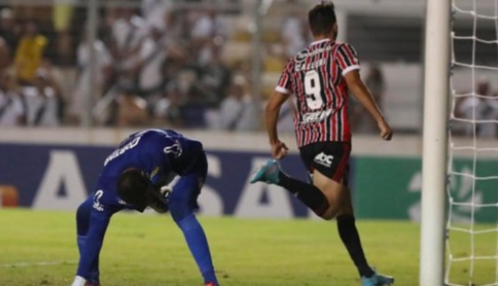 Time de Rogério Ceni esteve perdendo por 1-0, mas conseguiu virar nos últimos minutos e vencer por 2-1