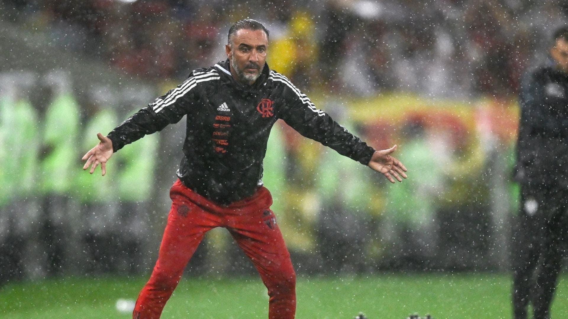 Time se classificou para a final, mas a torcida quer a saída do português