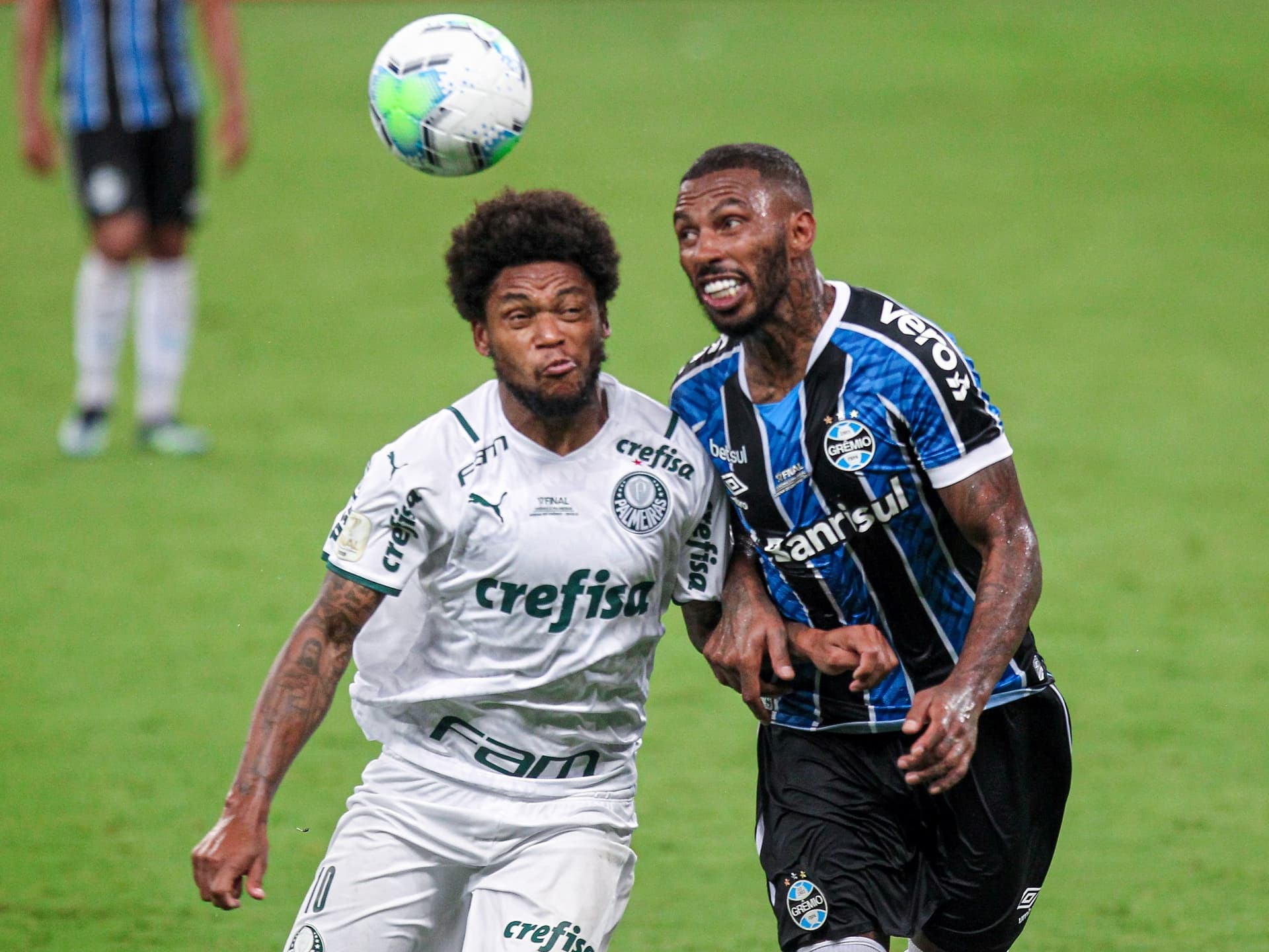 Torcedor do Grêmio acusa Luiz Adriano de ser o culpado de invasão e revela o que fez o atacante do Palmeiras para provocar os rivais