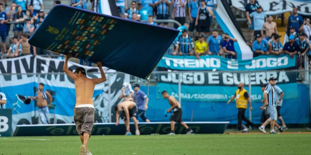 Torcedores depredaram cabine do VAR na tarde de ontem (31)