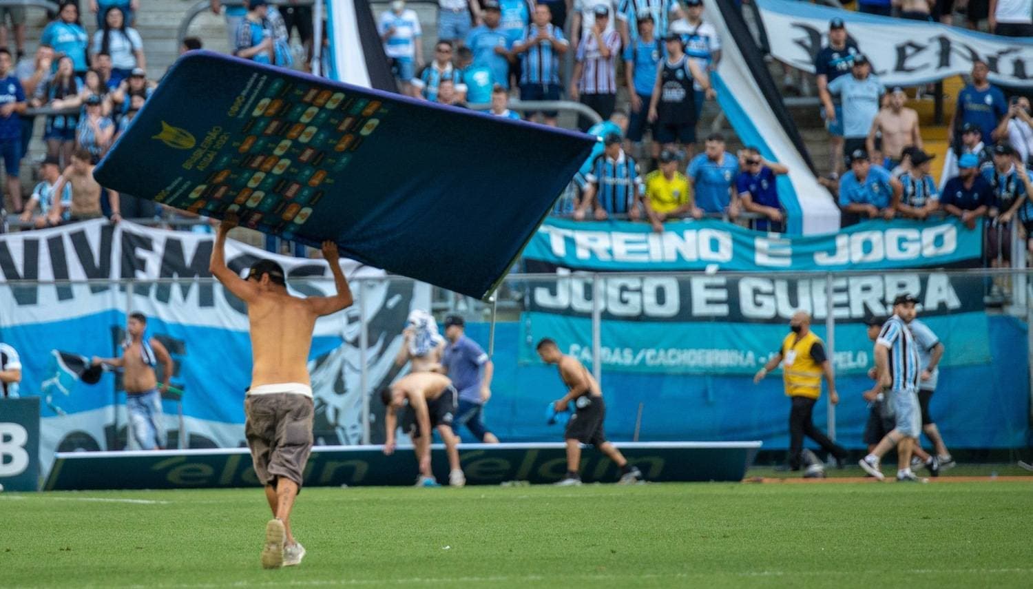 Torcedores depredaram cabine do VAR na tarde de ontem (31)