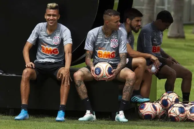 Torcedores do Corinthians ficaram na bronca com o técnico por não dar chances para jogador