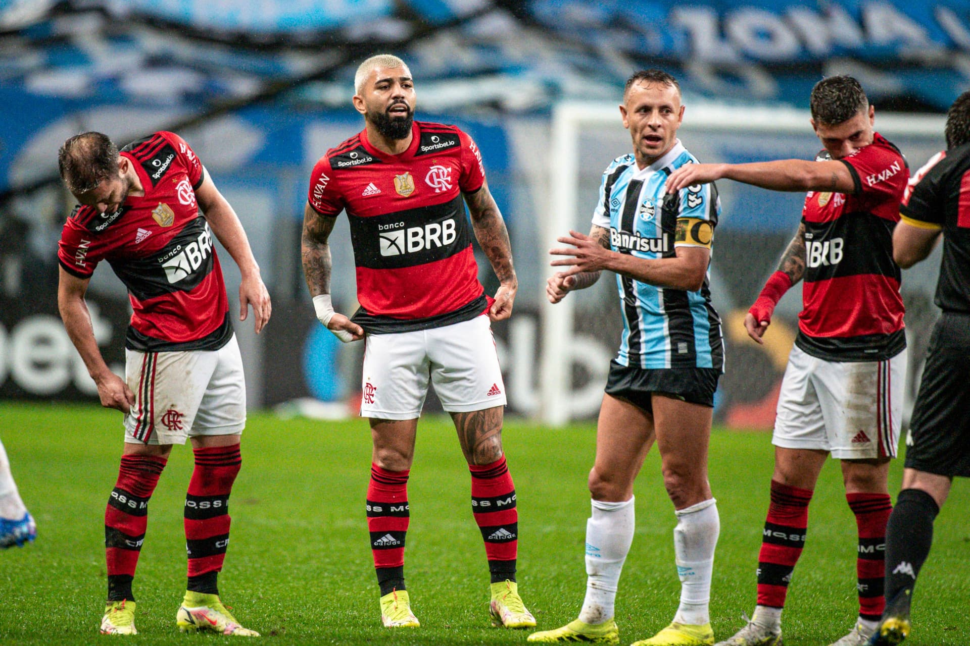 Torcedores do Flamengo não perdoaram Rafinha após ser rebaixado com o Grêmio para a Série B do Campeonato Brasileiro