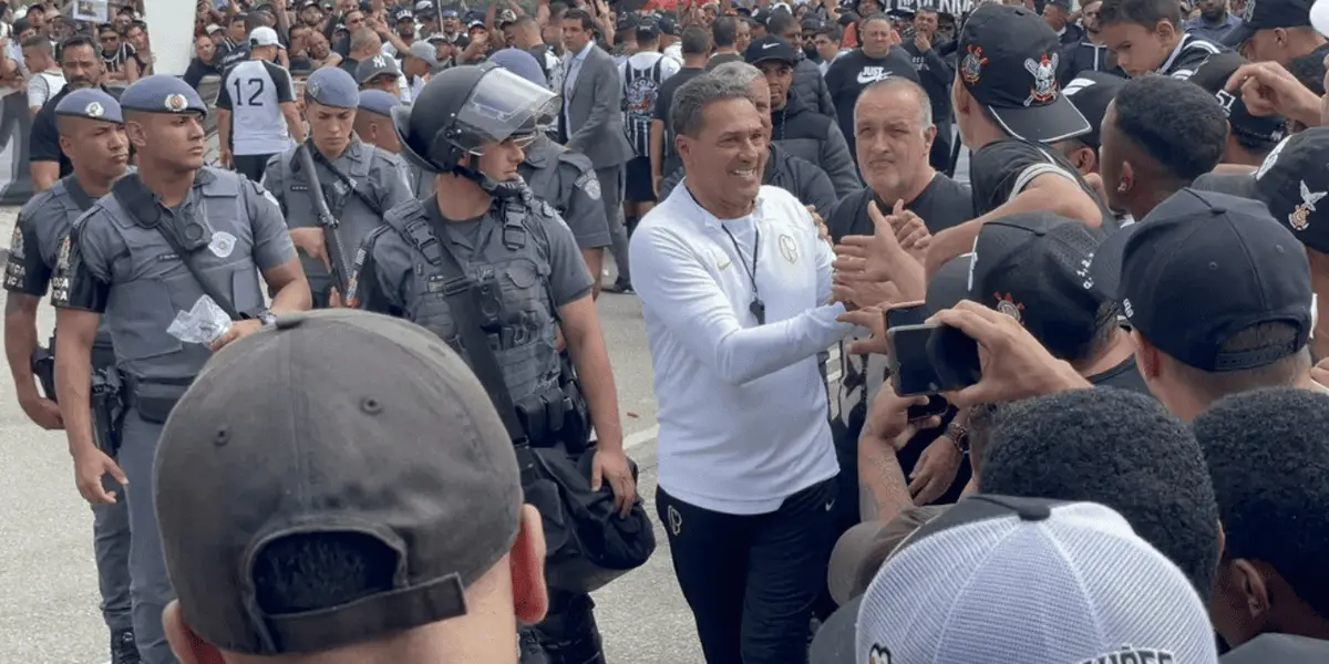 Torcedores do Timão foram até o CT Joaquim Grava protestar contra o momento da equipe