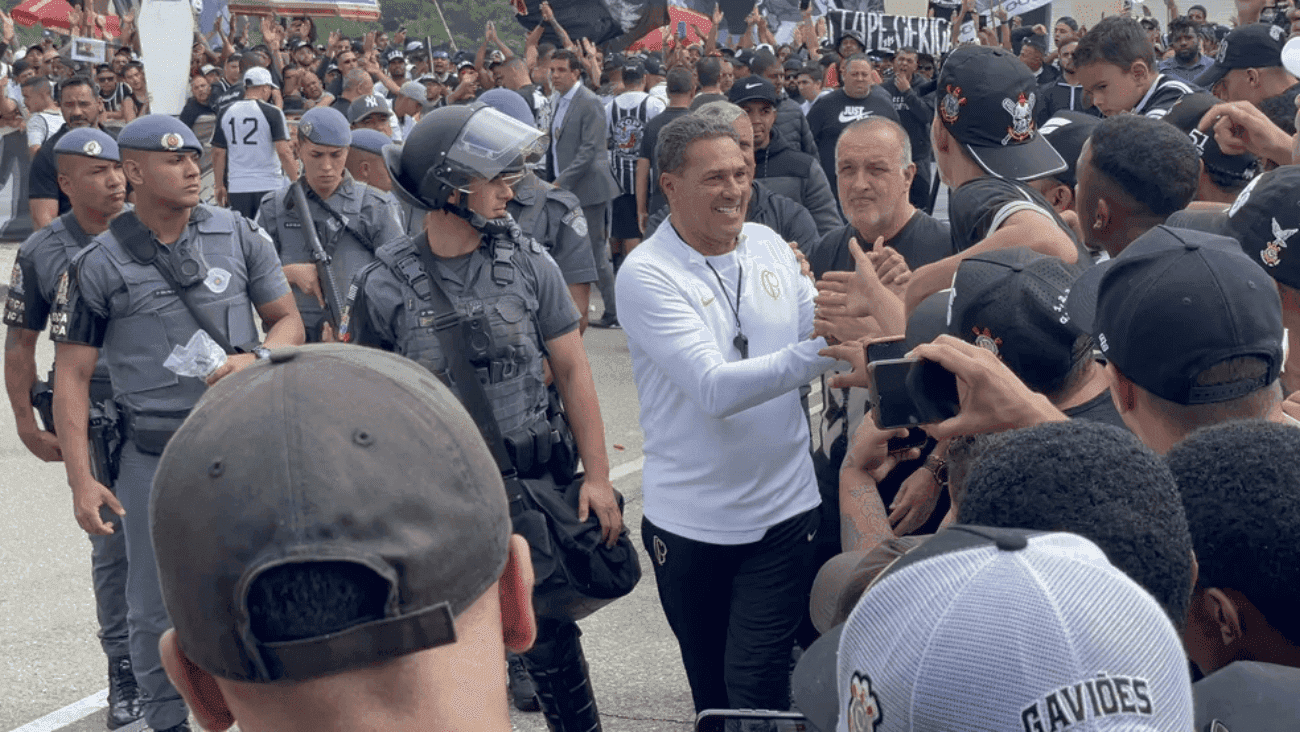 Torcedores do Timão foram até o CT Joaquim Grava protestar contra o momento da equipe