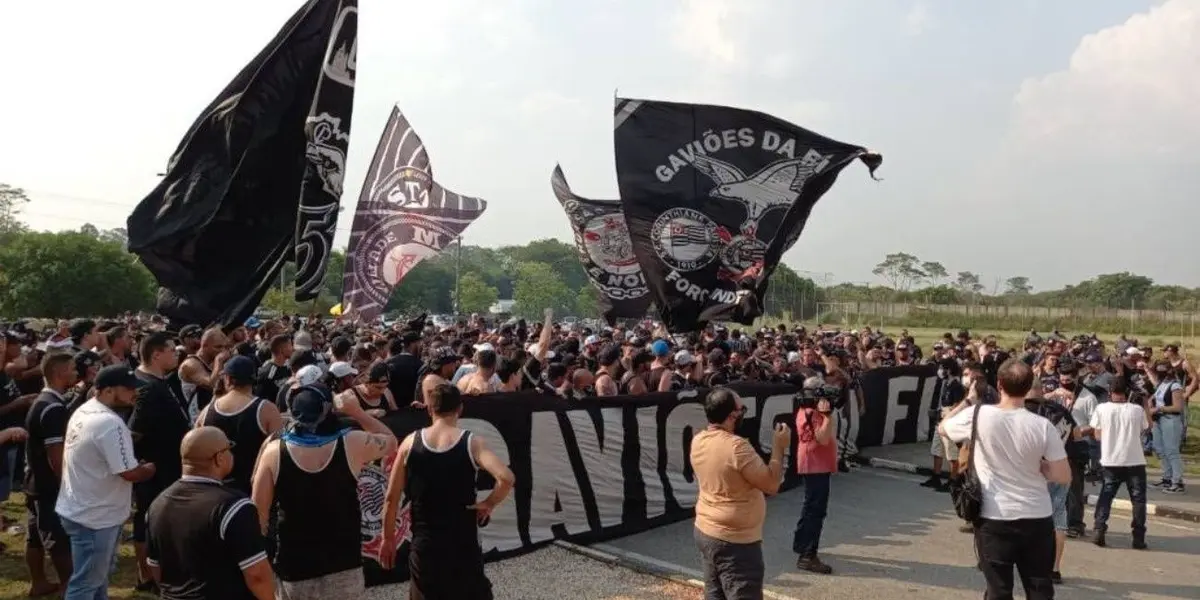 Torcedores do Timão invadiram o CT da equipe e pegaram todos de surpresa