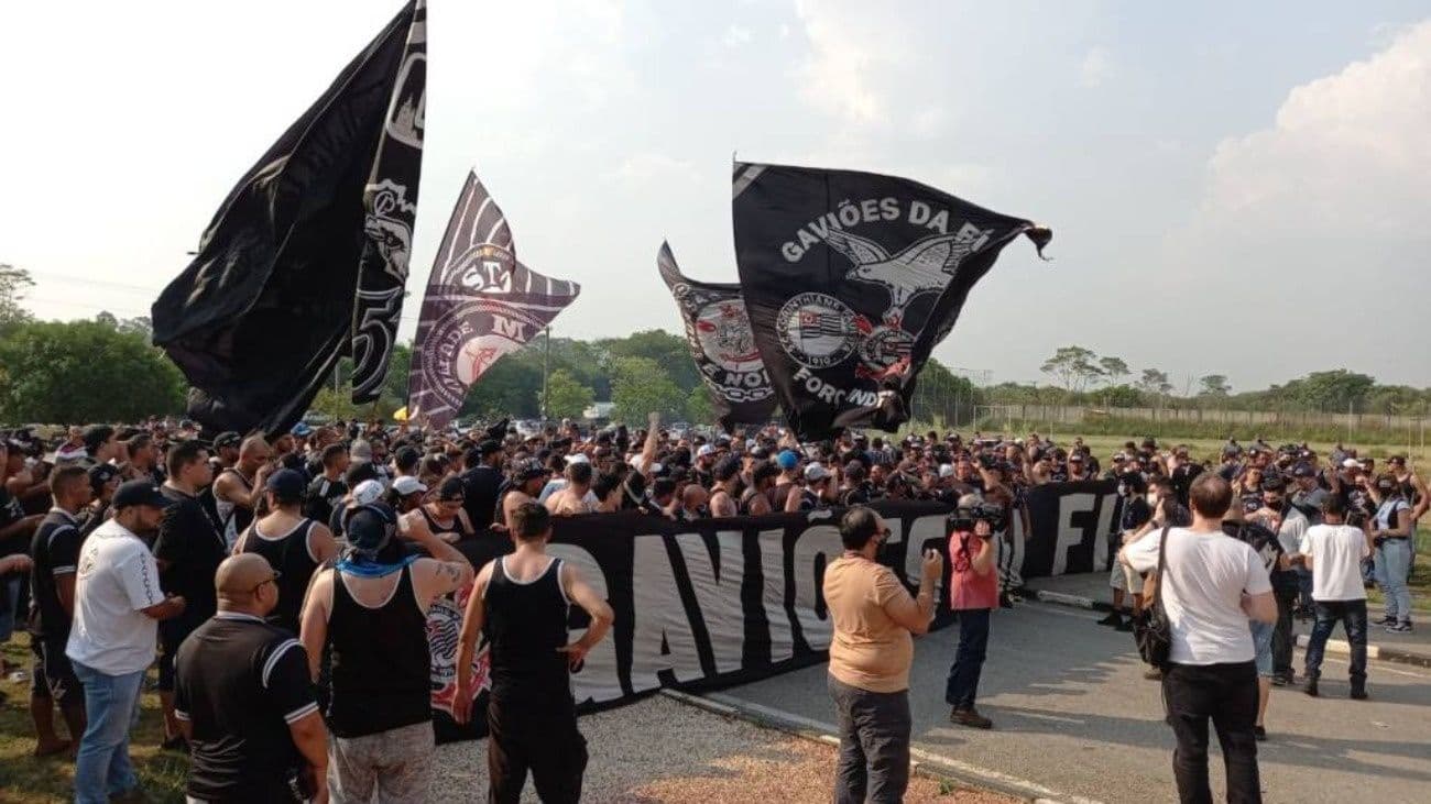 Torcedores do Timão invadiram o CT da equipe e pegaram todos de surpresa