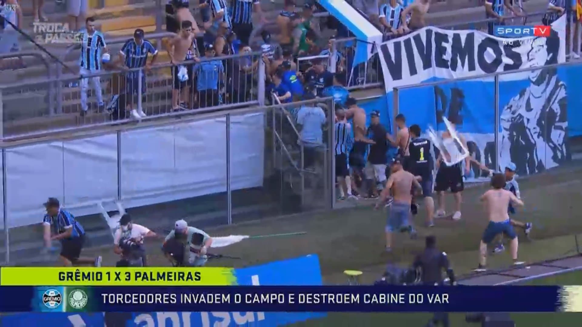 Torcedores iniciaram tumulto logo após o final e depredaram o estádio e a cabine do VAR