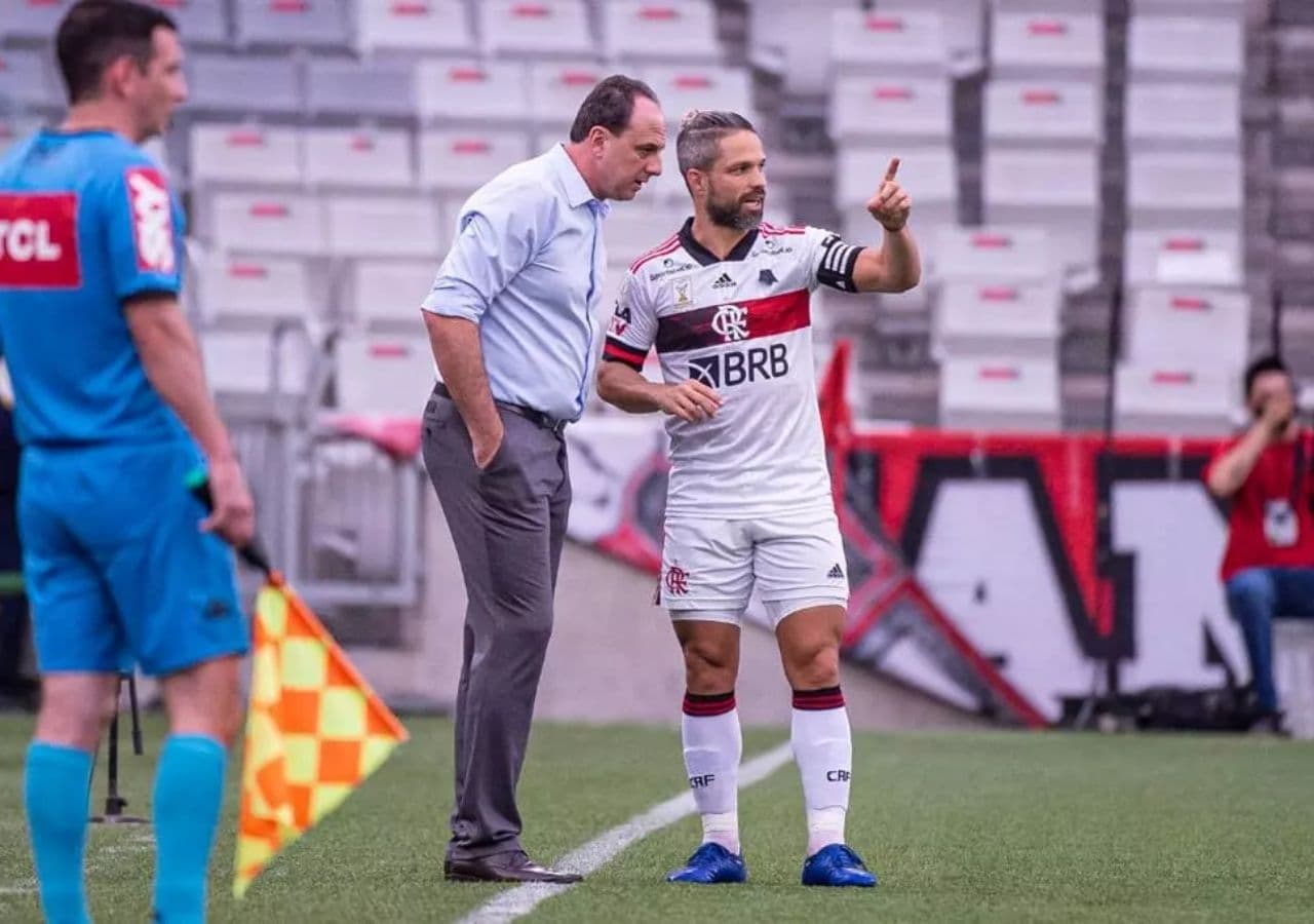 Torcedores pedem a saída do jogador mais experiente do Flamengo e animam Rogério Ceni com reforço para o São Paulo