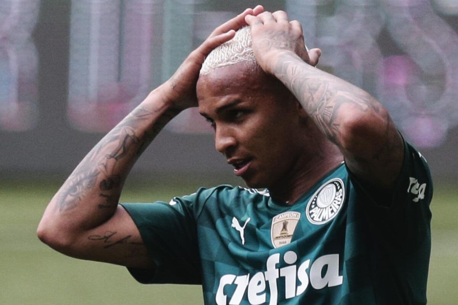 Torcedores perderam a paciência com Deyverson, que poderia ter eliminado o Palmeiras da Copa Libertadores mesmo como reserva