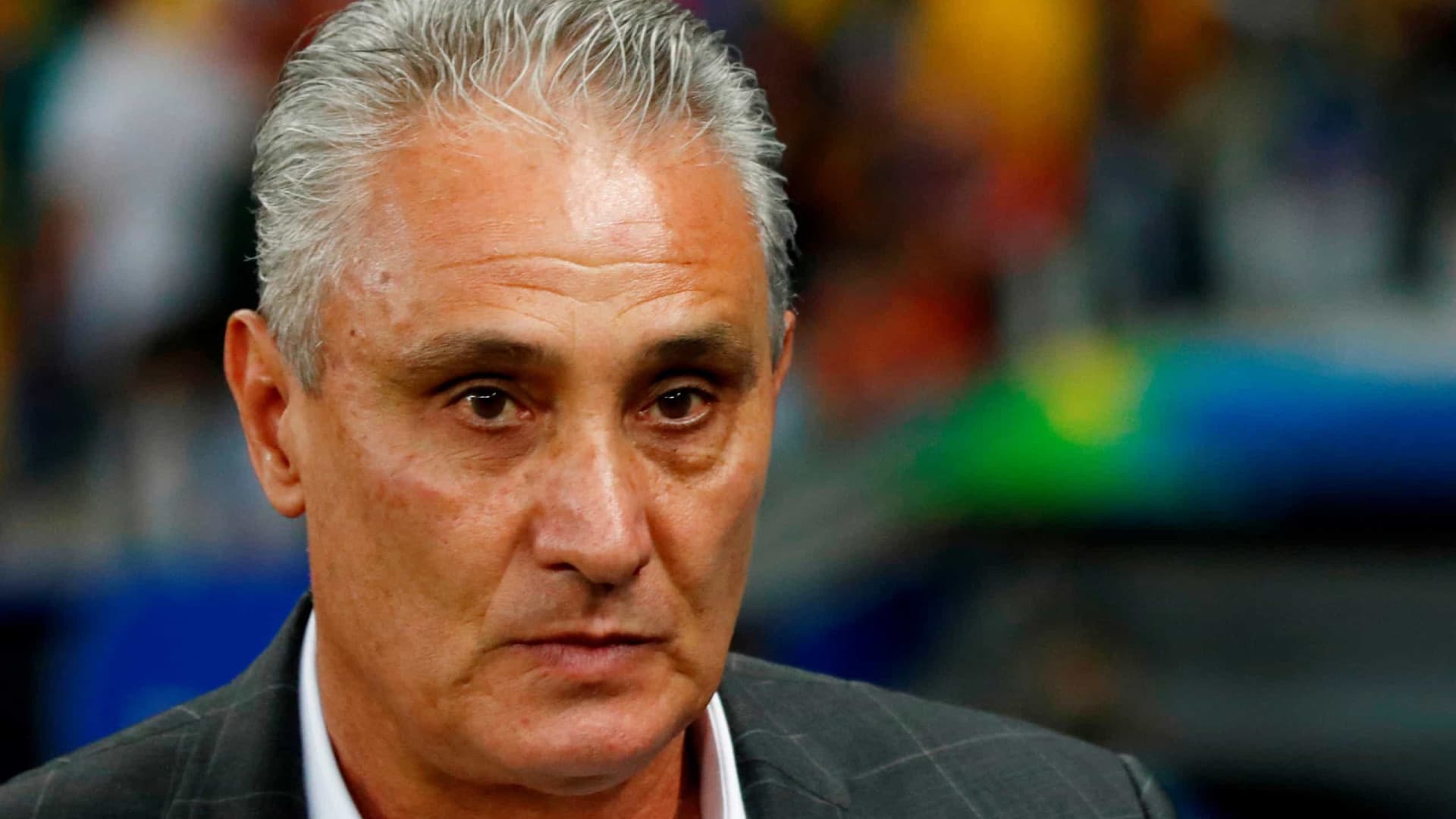 Torcida brasileira protesta contra o técnico, que deixa o cargo após seis anos