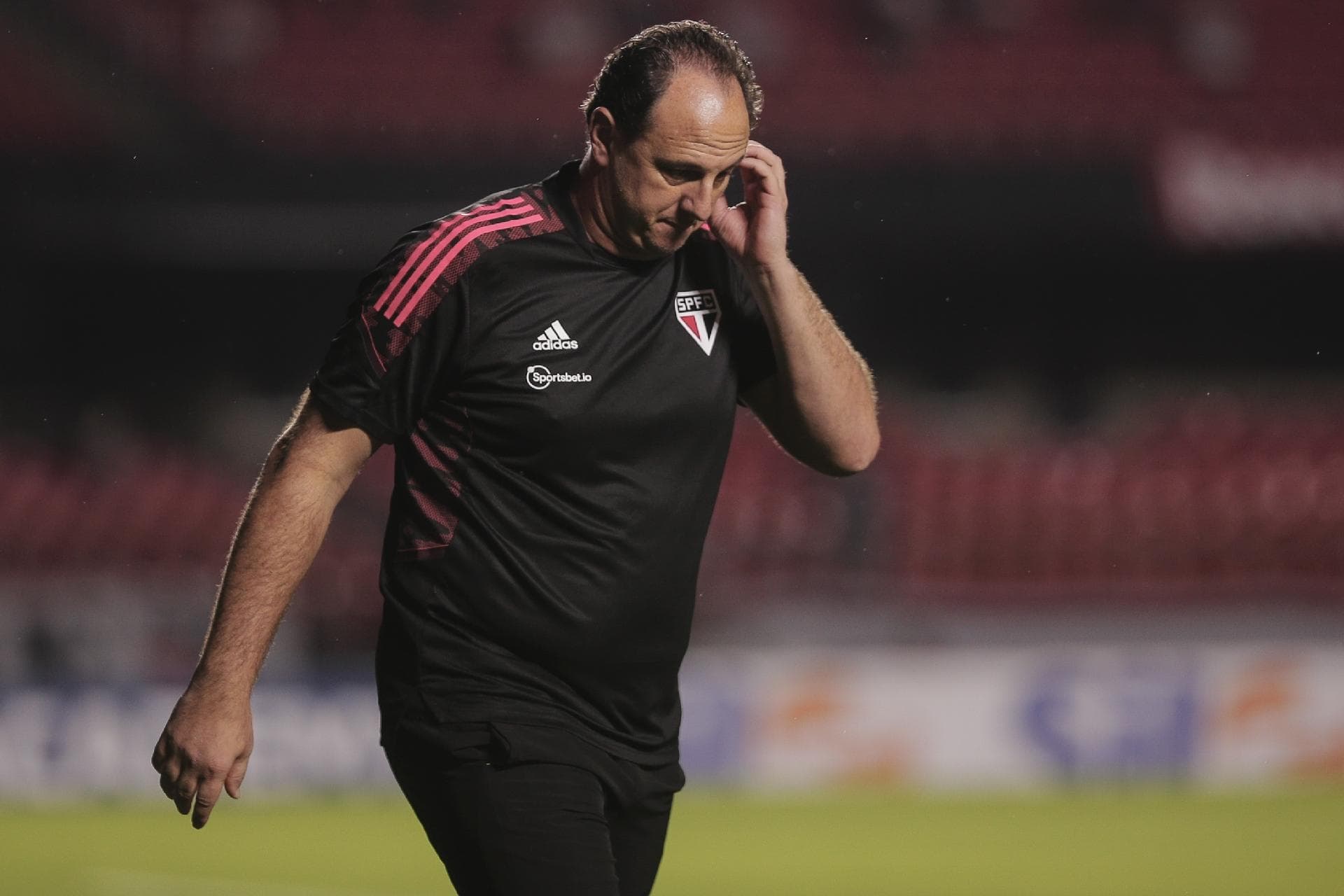 Torcida organizada apoia permanência do treinador e critica diretoria