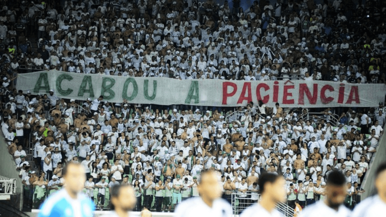 Torcida organizada vive criticando a presidente alviverde