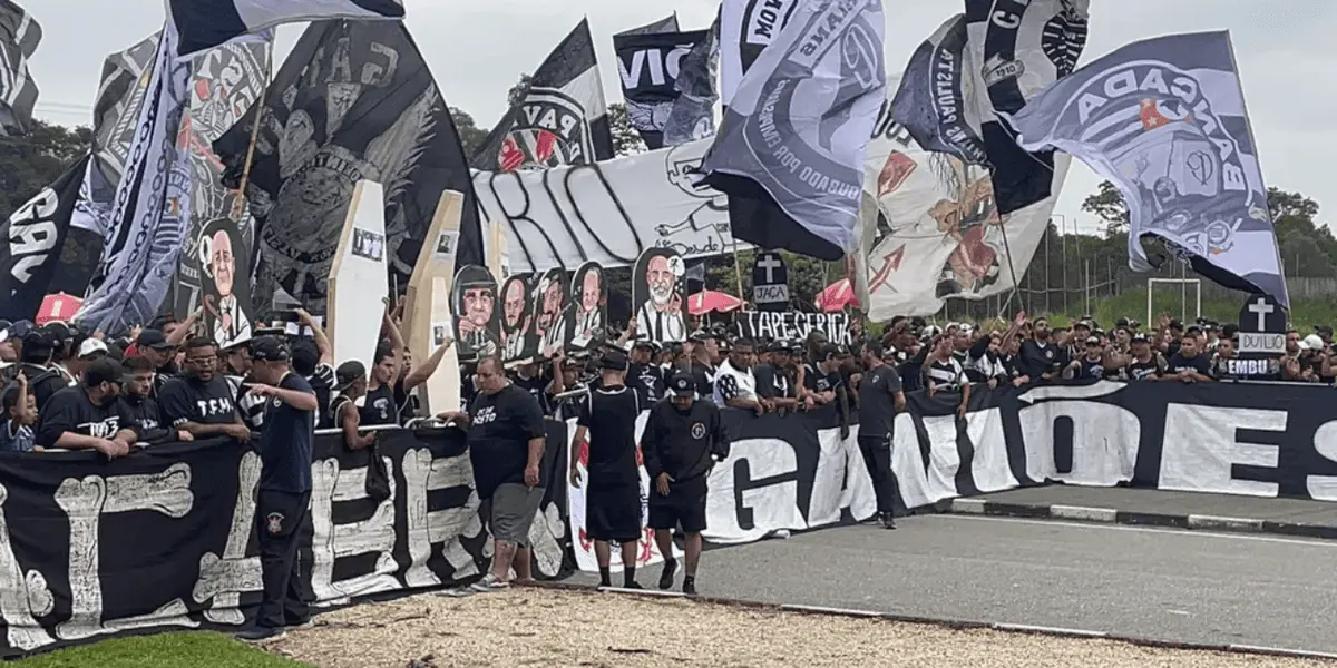 Torcida organizado do Timão protestou em frente ao CT