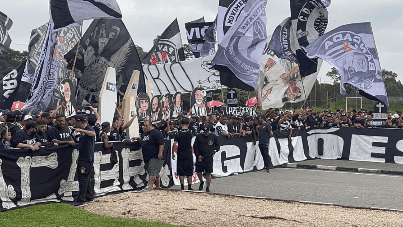 Torcida organizado do Timão protestou em frente ao CT