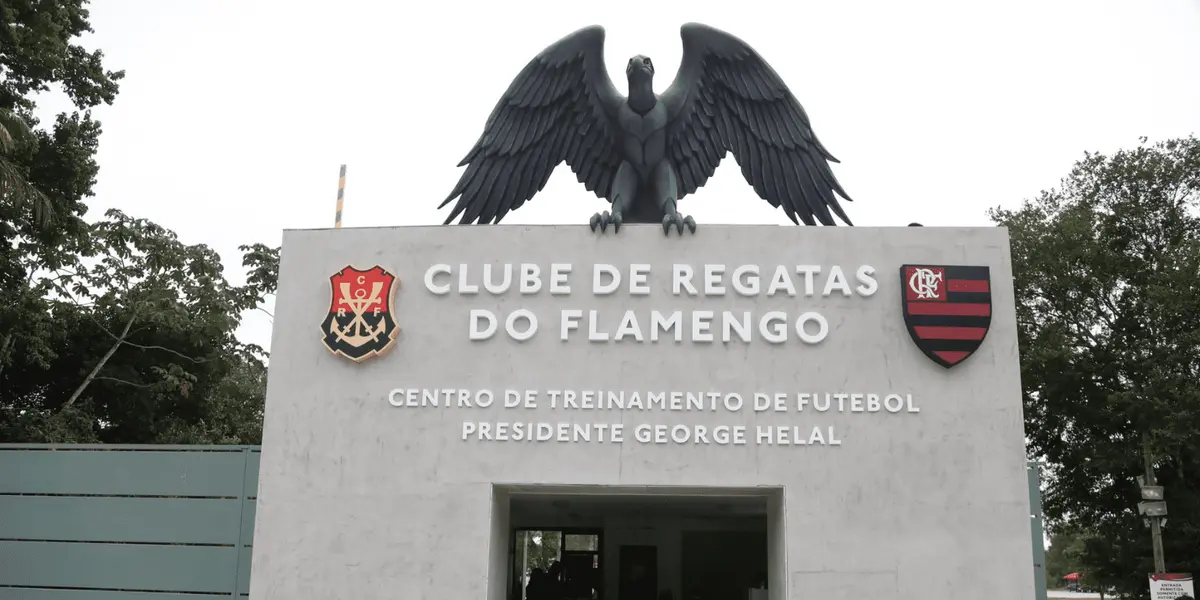 Torcida Raça Rubro Negra Região Baixada estendeu faixas com frases nada amigáveis em frente ao CT do Flamengo
