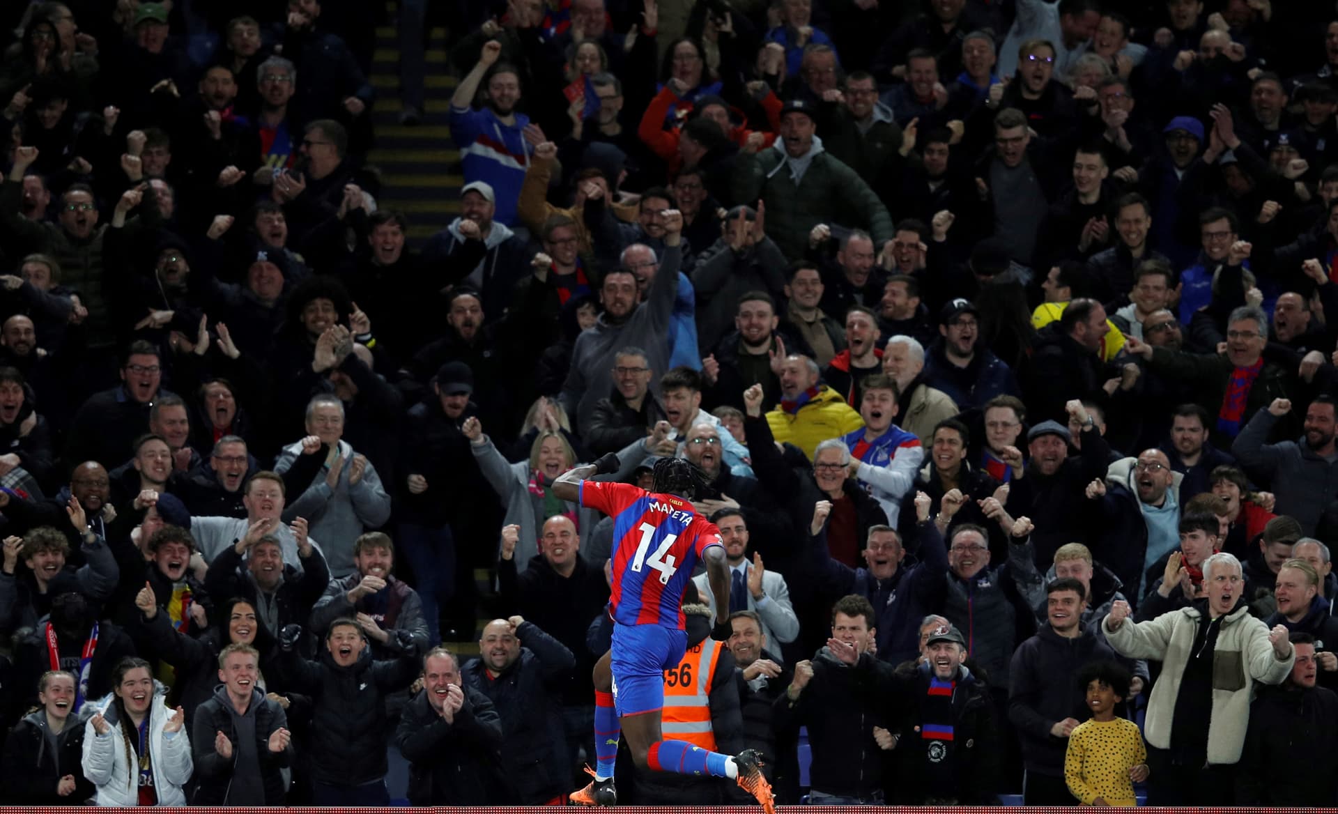 Tottenham sobe ao G-4