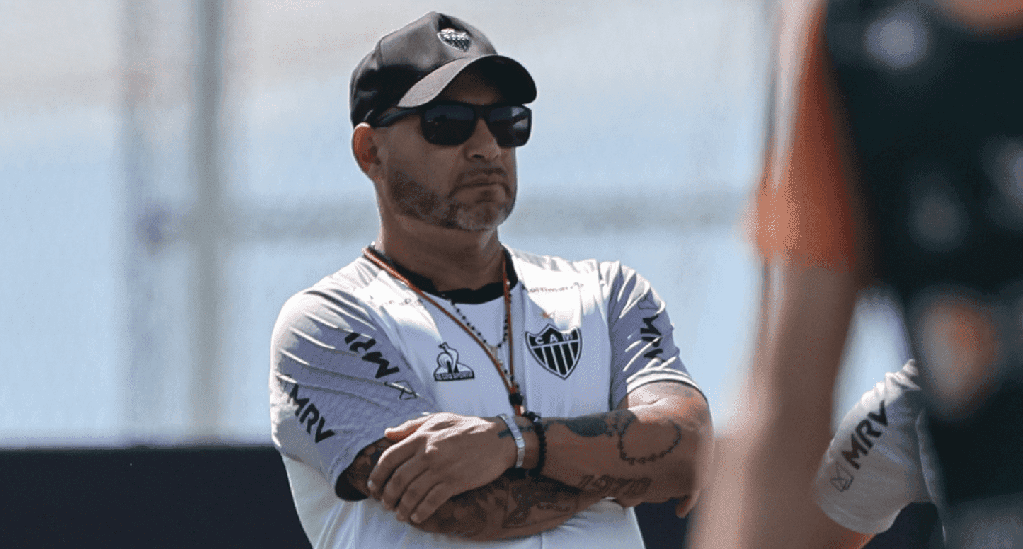 Treinador argentino recebeu ultimato da diretoria do Galo