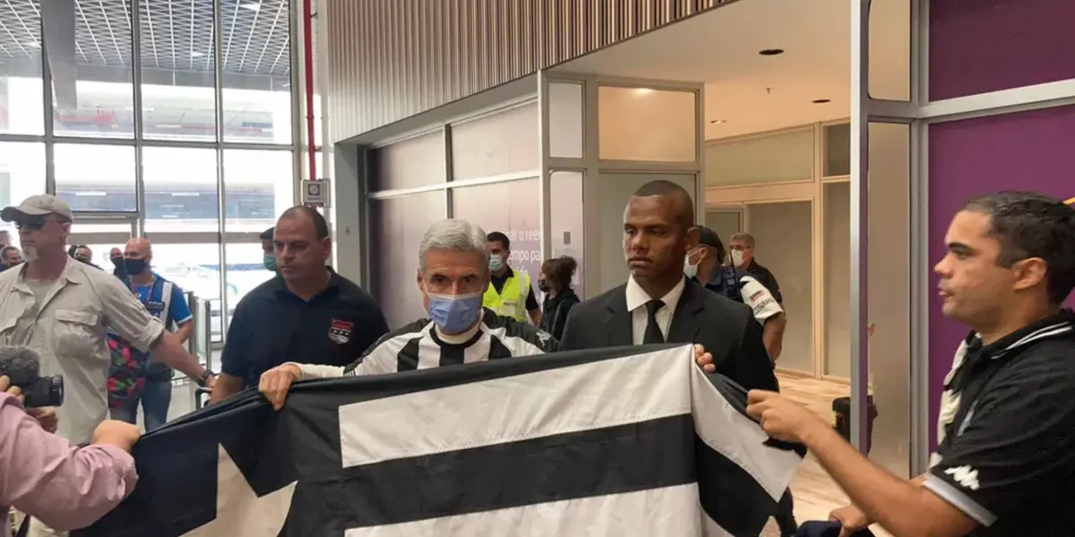 Treinador chegou a capital carioca na manha deste domingo