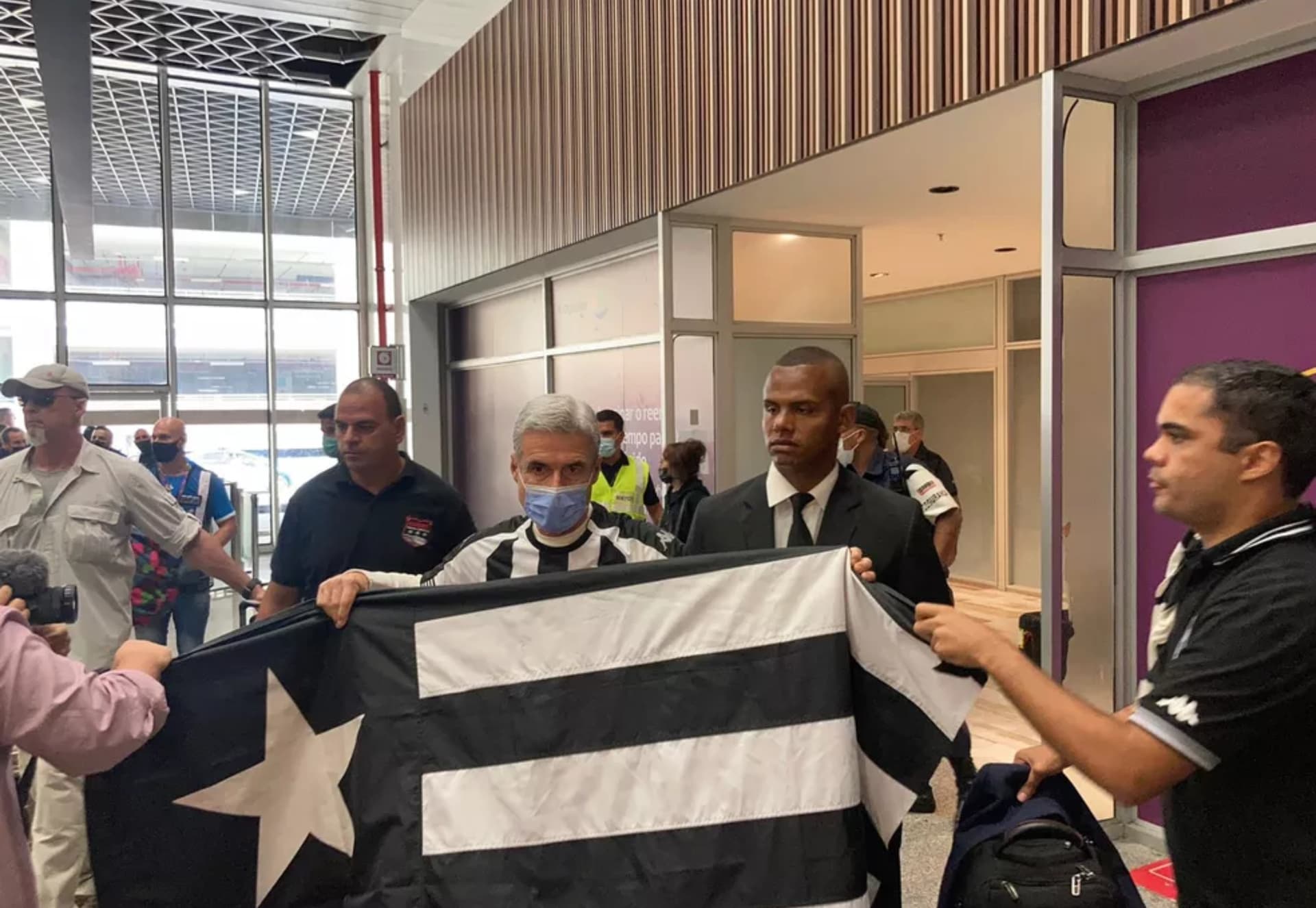Treinador chegou a capital carioca na manha deste domingo
