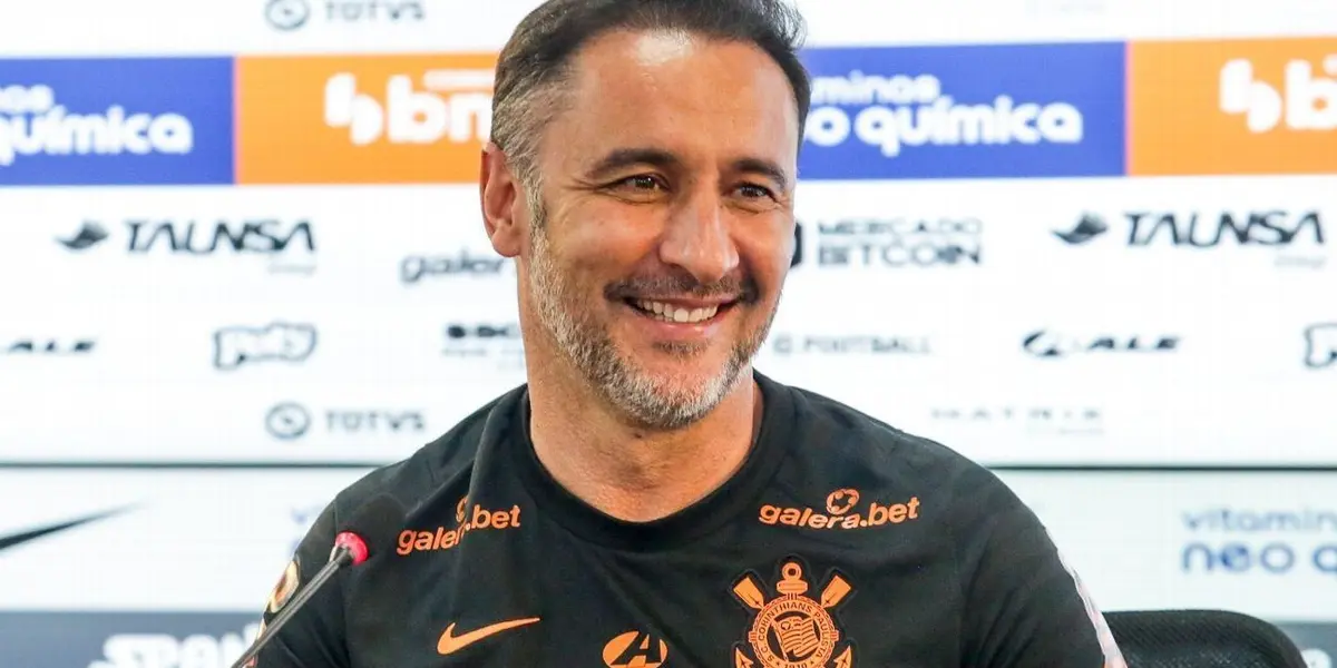 Treinador corinthiano foi visto beijando um terço