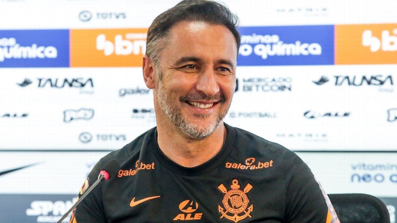 Treinador corinthiano foi visto beijando um terço