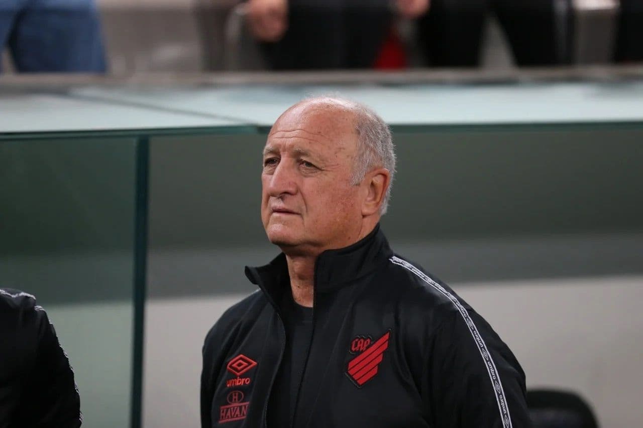 Treinador do Athletico Paranaense volta a ironizar o Flamengo