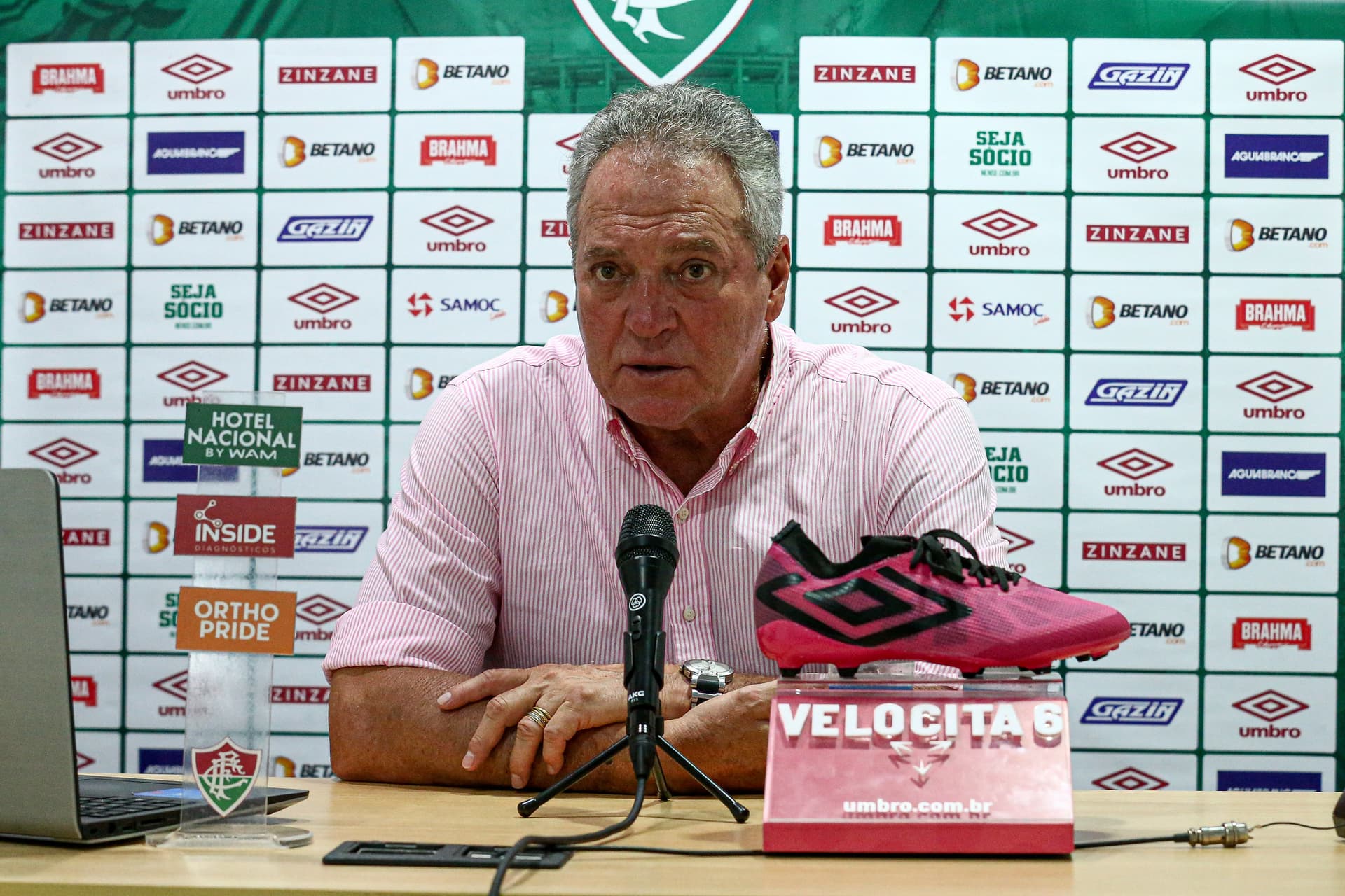 Treinador do Fluminense admite primeiro tempo ruim, mas diz que equipe melhorou no segundo tempo e não merecia a derrota