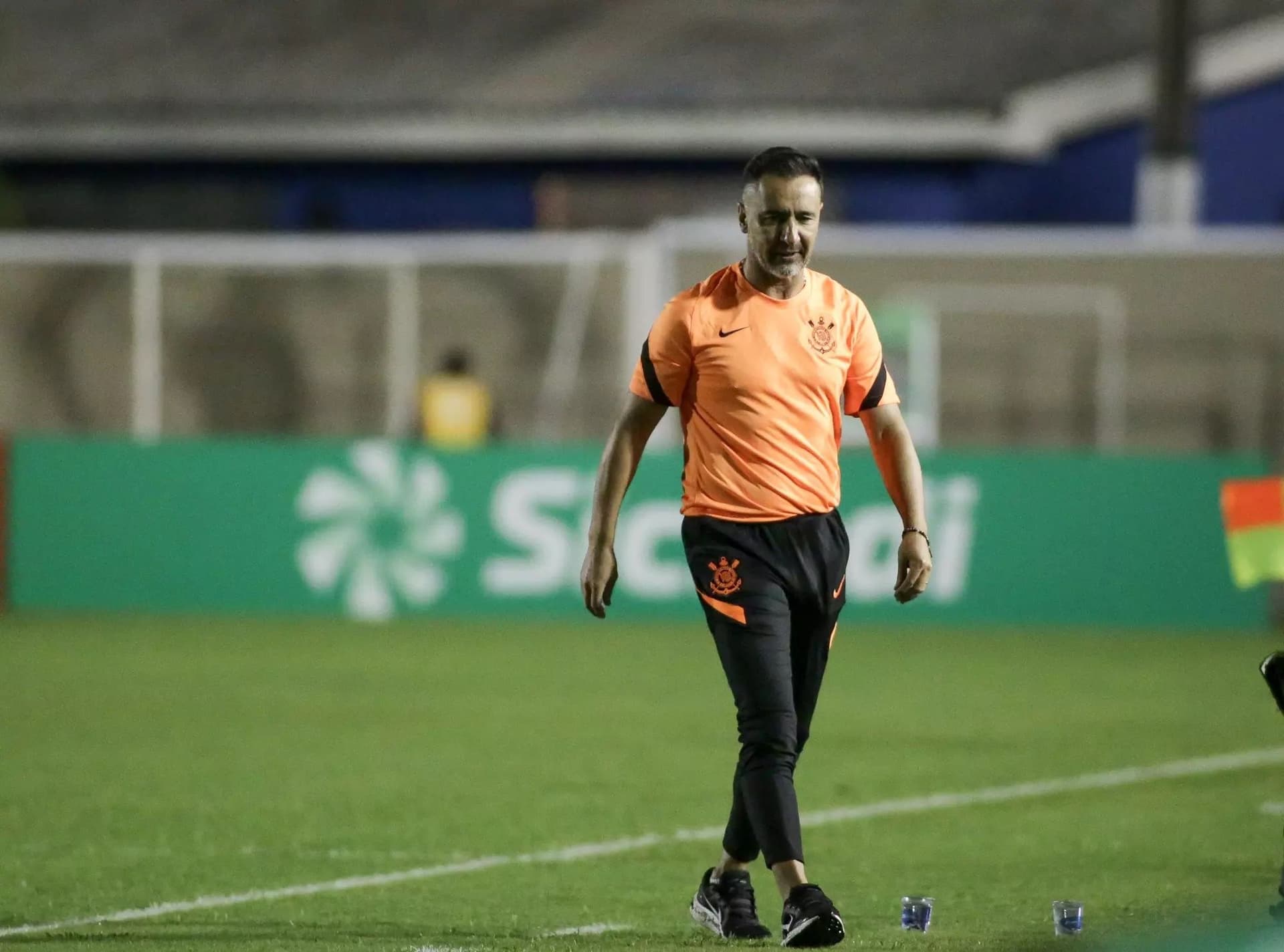 Treinador do Timão pagou geral após derrota para o Atlético Goianiense