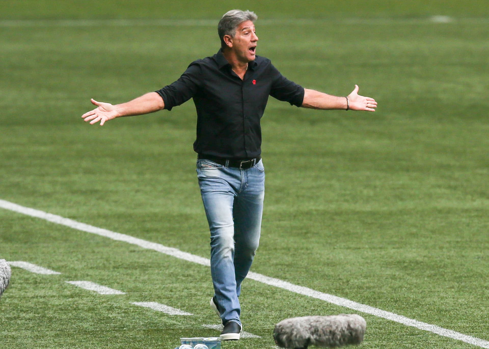 Treinador está preocupado com as acomodações, viagem e até commo estado do gramado do campo em que o Flamengo treinará em Montevidéu