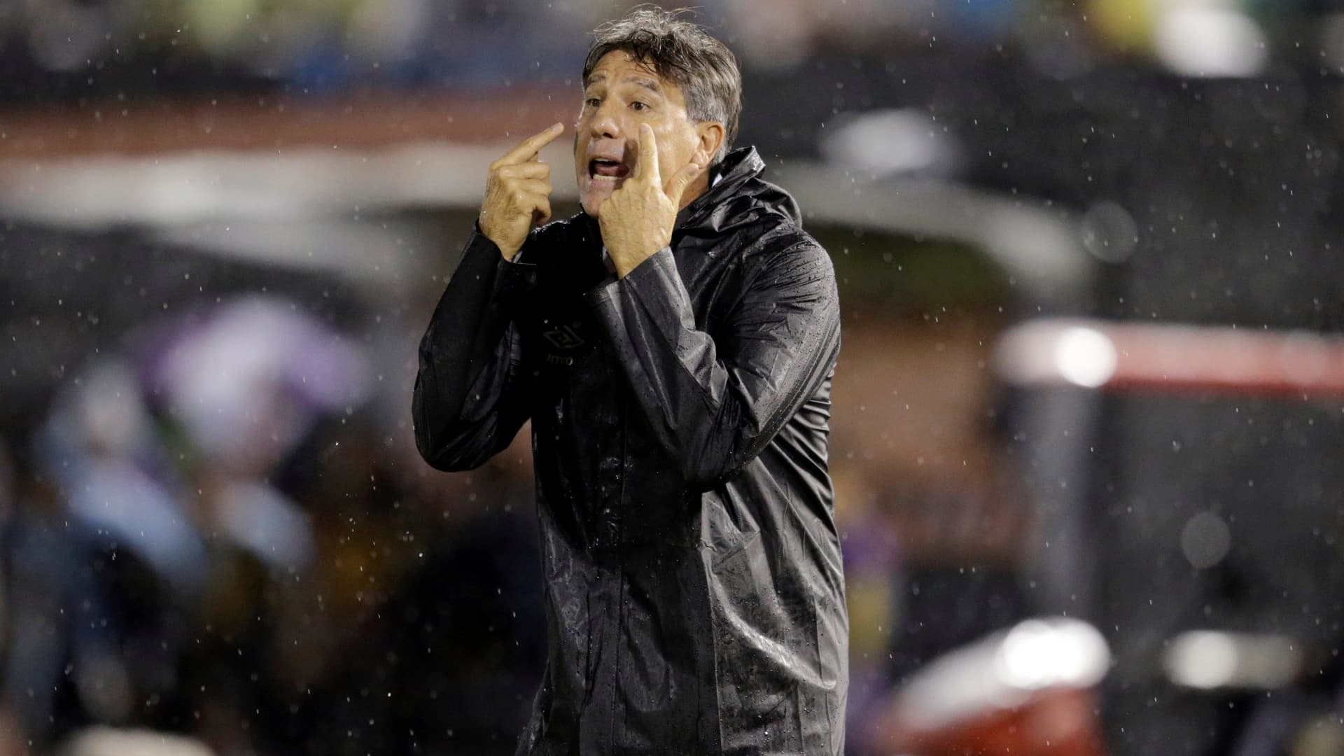Treinador ficou revoltado com a arbitragem do jogo do Mengo