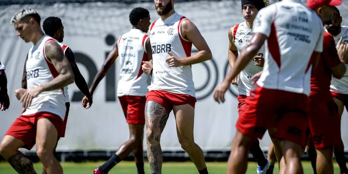 Treinador mistura titulares e reservas no último treino antes do clássico contra o Vasco