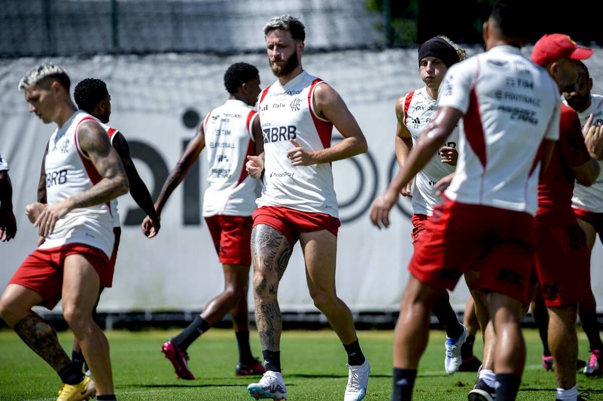 Treinador mistura titulares e reservas no último treino antes do clássico contra o Vasco