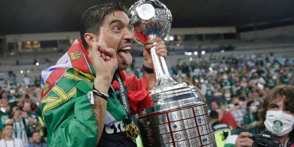 Treinador português recebeu premiação da Conmebol e ainda concorre a prêmio de melhor do mundo