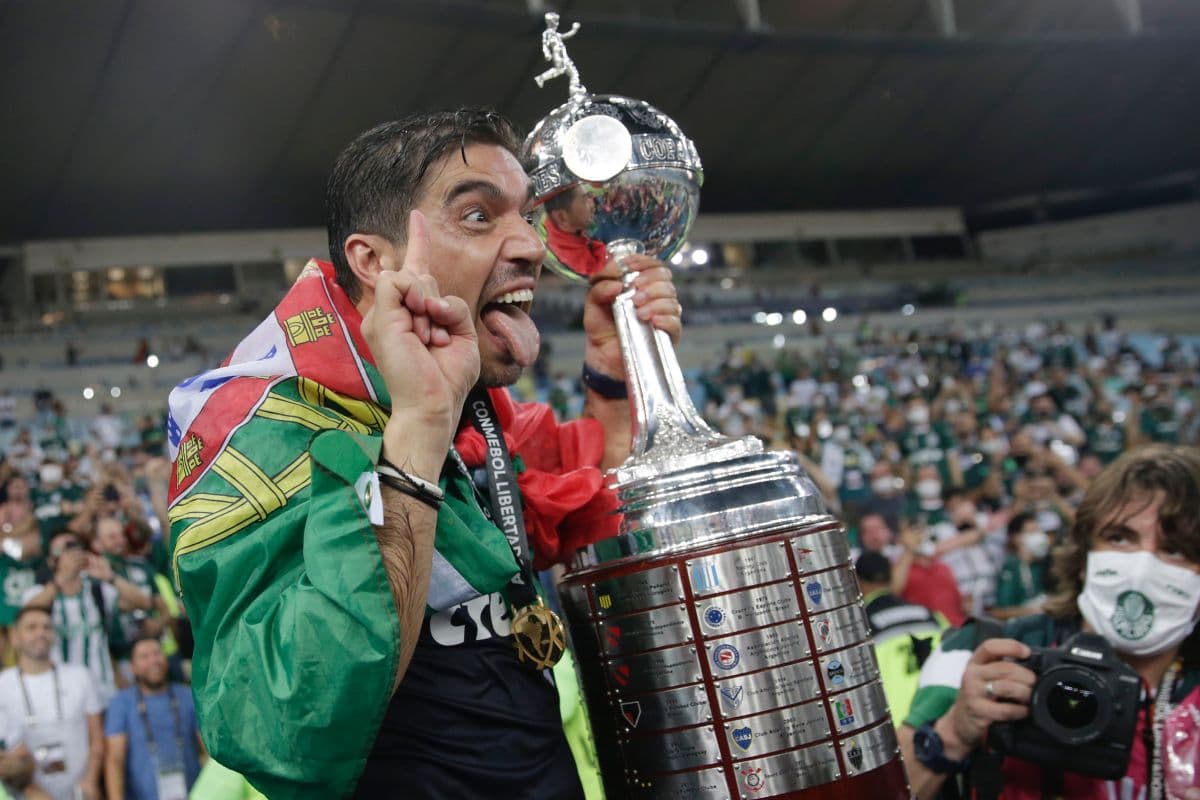 Treinador português recebeu premiação da Conmebol e ainda concorre a prêmio de melhor do mundo