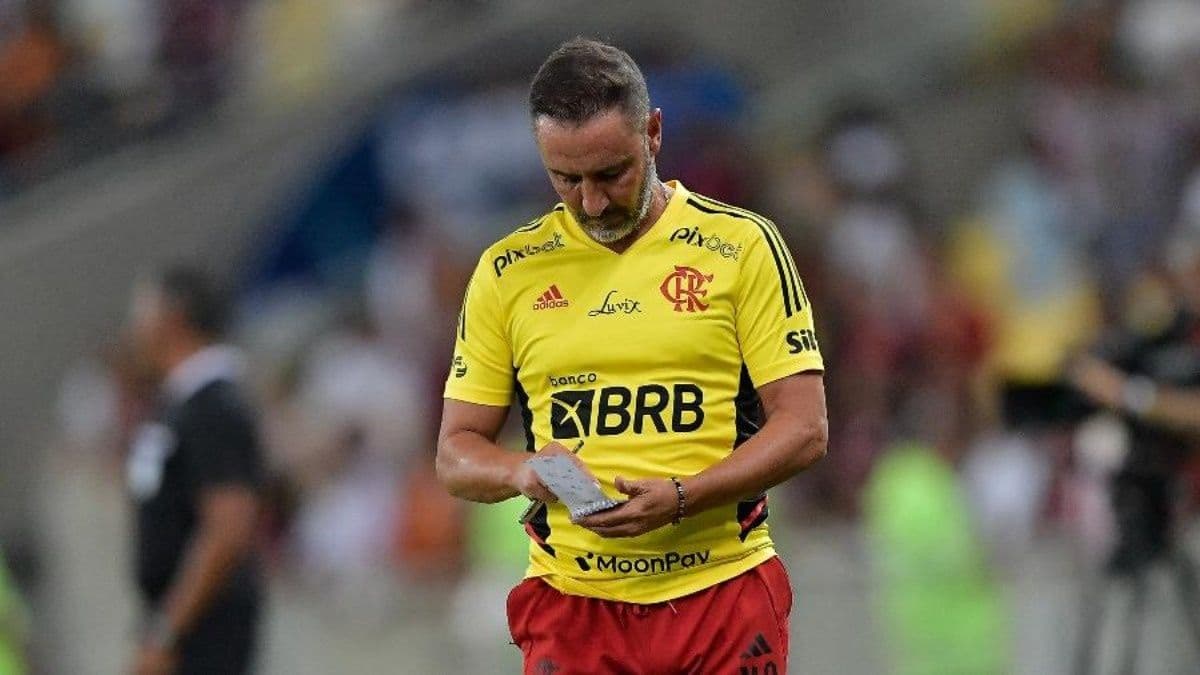 Treinador Rubro-Negro ainda não repetiu nenhuma formação e está desagradando diretoria e jogadores