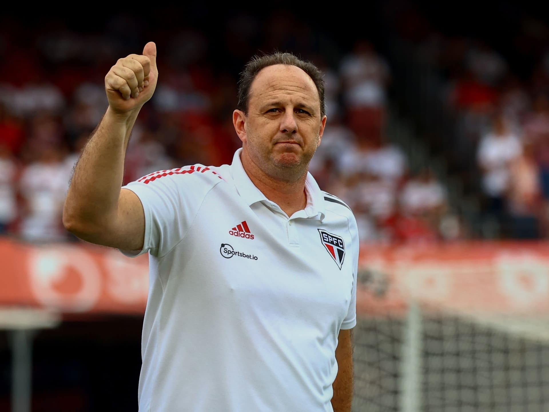 Treinador saiu em defesa de jogador perseguido pela torcida