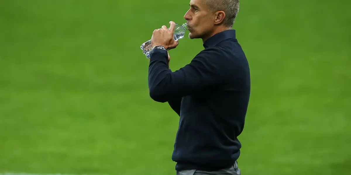 Treinador vive pressão constante no comando do Corinthians