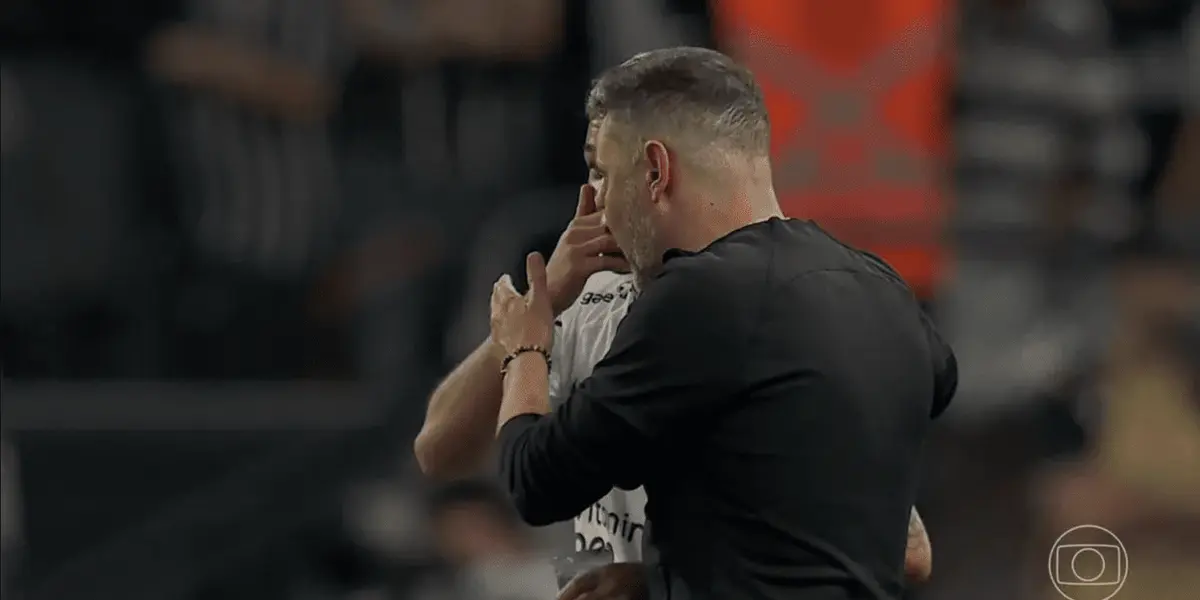 Treinadores foram flagrados conversando