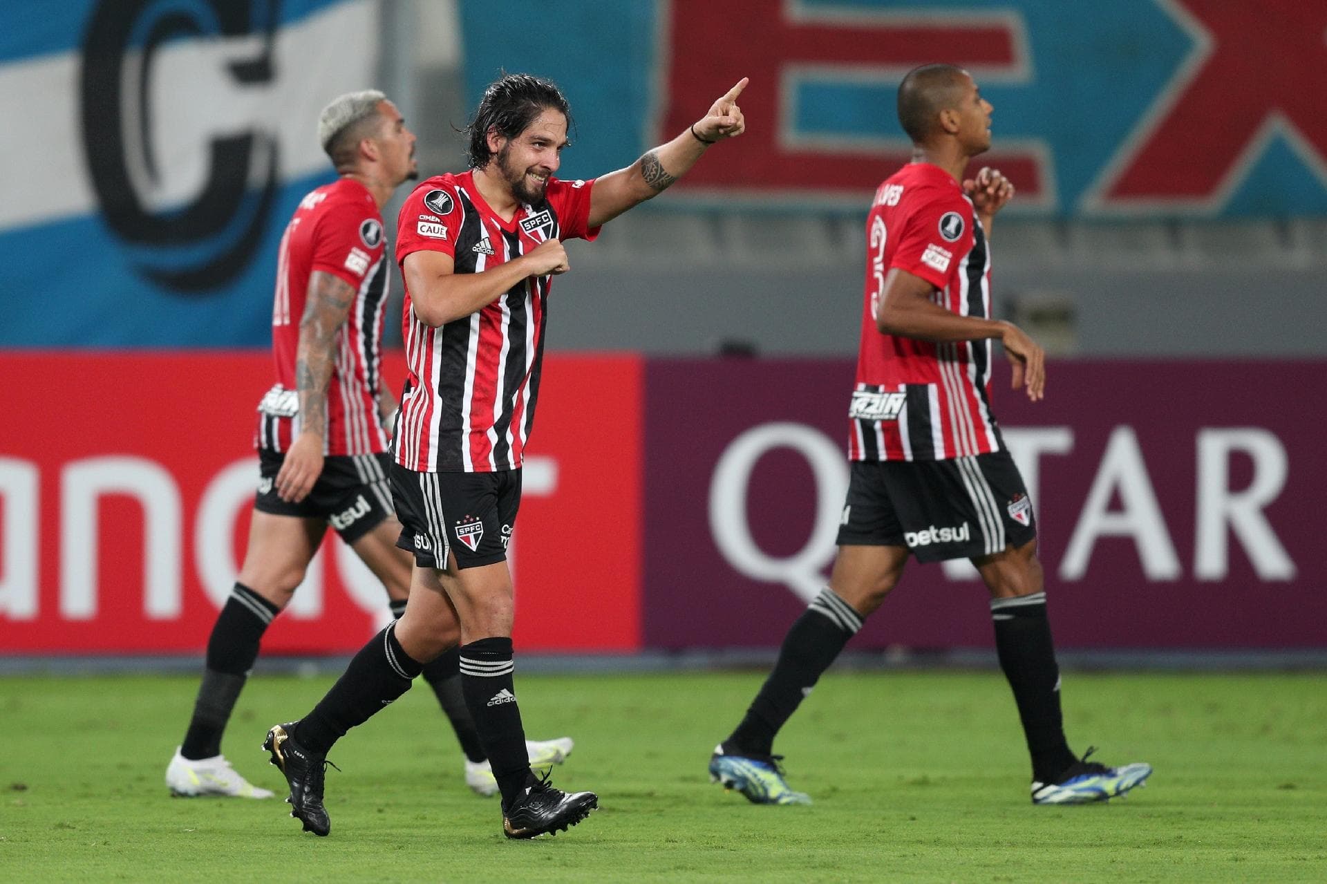 Tricolor faz confronto direto pela liderança do grupo E