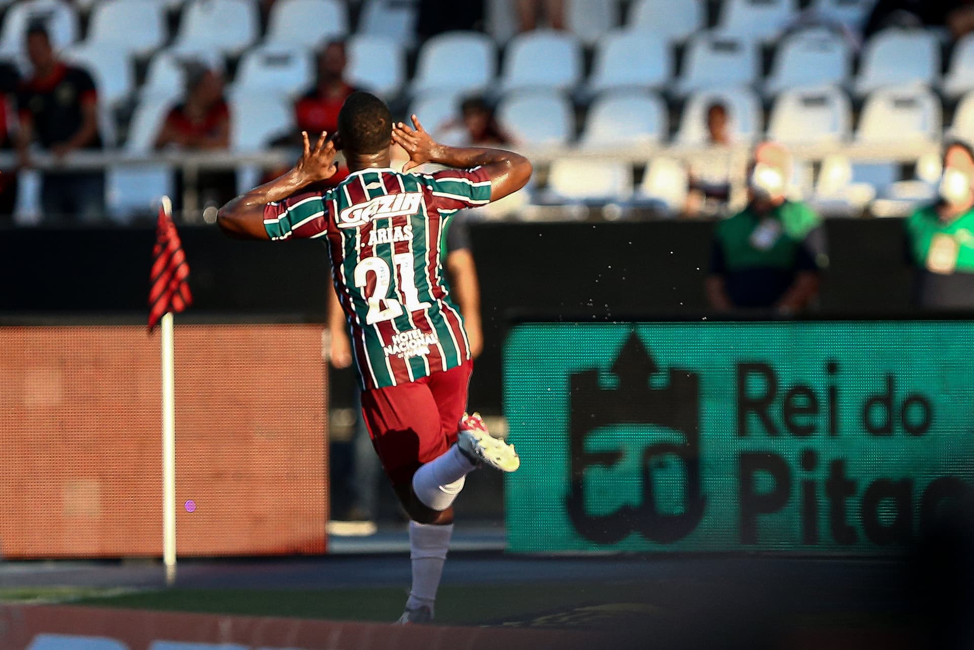 Tricolor marca no fim da partida com Jhon Arias e derrota o rival por 1 a 0