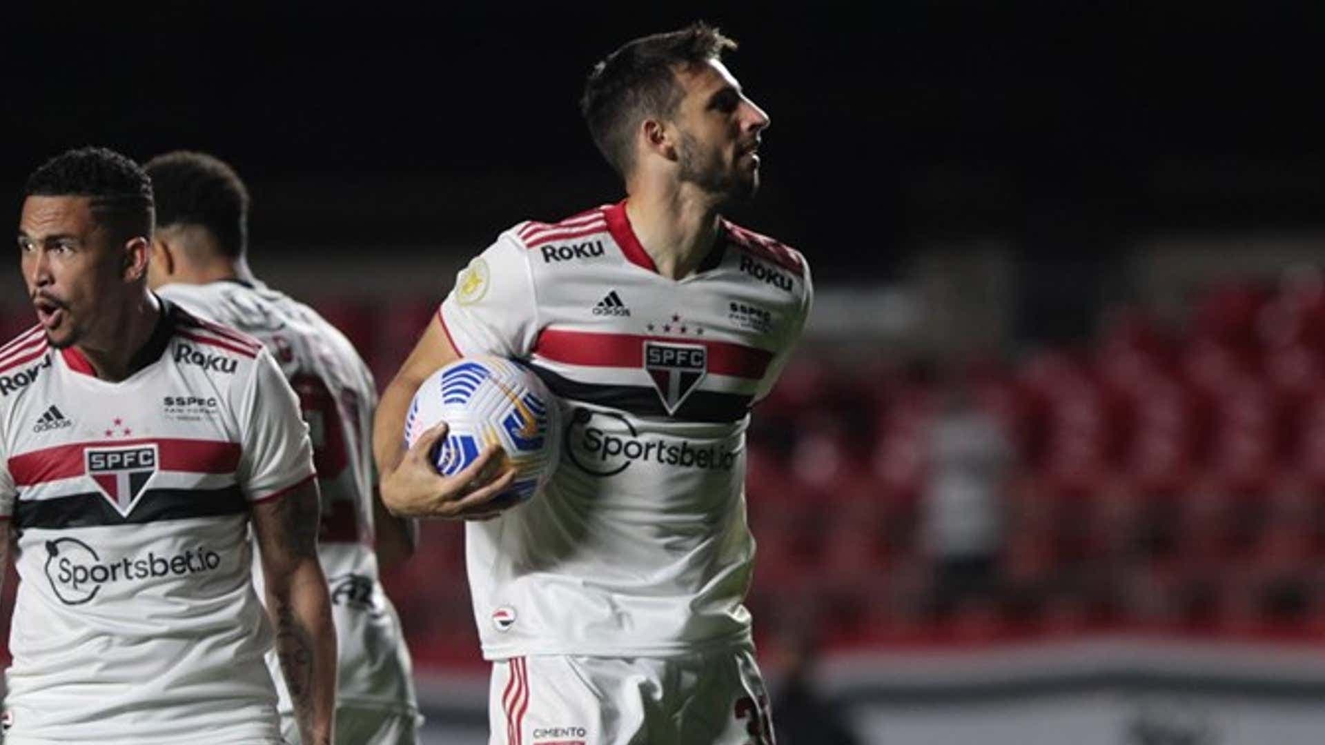 Tricolor voltou a vencer no Brasileirão e Ceni exaltou seu time, mas três joagdores em especial