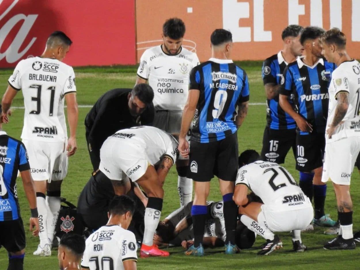 Um dos principais jogadores do Timão teve que ser substituído logo aos 10 minutos do primeiro tempo