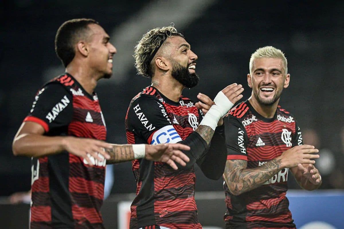 Um dos titulares do Flamengo diante do Vasco fraturou a tíbia e pode desfalcar a equipe por muito tempo